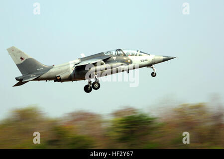 A Royal Thai Air Force Northrop F-5A Freedom Fighter décolle pour un vol, le 16 février. Les Marines américains attachés à l'aéronef maritime Groupe 12, 1er, aile d'avion Marine III Marine Expeditionary Force, et la Royal Thai Air Force former ensemble pour maintenir l'état de préparation et l'interopérabilité à l'appui de la paix et de la sécurité dans la région dans le cadre de l'exercice 2015 Gold Cobra. Pour plus de renseignements sur l'exercice Gold Cobra, veuillez visiter la page Facebook officielle à http://www.facebook.com/ExerciseCobraGold. (U.S. Marine Corps photo par Lance Cpl. Mandaline Hatch/libérés) Thaïlande skies bring US Marines, Thai Banque D'Images