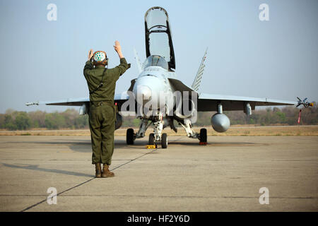 Une aide à la Marine américaine effectue un contrôle du fonctionnement sur un F/A-18 Hornet avant le décollage, le 16 février. Les Marines américains attachés à l'aéronef maritime Groupe 12, 1er, aile d'avion Marine III Marine Expeditionary Force, et la Royal Thai Air Force former ensemble pour maintenir l'état de préparation et l'interopérabilité à l'appui de la paix et de la sécurité dans la région dans le cadre de l'exercice 2015 Gold Cobra. Pour plus de renseignements sur l'exercice Gold Cobra, veuillez visiter la page Facebook officielle à http://www.facebook.com/ExerciseCobraGold. (U.S. Marine Corps photo par Lance Cpl. Mandaline Hatch/libérés) Thaïlande skies bring U.S. Marine Banque D'Images