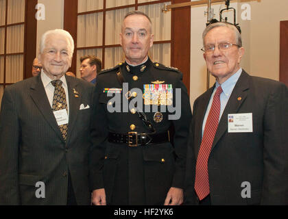 Commandant de la Marine Corps, le général Joseph F. Dunford, Jr., centre, pose pour une photo avec le général à la retraite Laurent Snowden, à gauche, et le colonel à la retraite Warren Wiedhahn lors d'une réunion d'Iwo Jima Marine Barracks à Washington, D.C., le 19 février, 2015. L'événement commémorait le 70e anniversaire de la bataille d'Iwo Jima avec des anciens combattants, des familles, des dignitaires et membres de service. (U.S. Marine Corps photo par le Cpl. Lauren L. Whitney/libérés) 70e réunion d'Iwo Jima 150219-M-GZ082-003 Banque D'Images