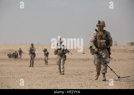 Lance le Cpl. Mike Leatherman, ingénieur de combat avec l'Inde, l'entreprise Équipe de débarquement du bataillon du 3e Bataillon, 6e Régiment de Marines, 24e Marine Expeditionary Unit, les chèques pour les dispositifs explosifs de circonstance tout en dirigeant une patrouille pendant un exercice à Udairi éventail, le Koweït, le 22 février 2015. Un contingent de MEU Marines est à terre au Koweït dans le cadre de soutien la formation prévue. La 24e MEU est embarqué sur les navires de l'Iwo Jima Groupe amphibie et déployés pour maintenir la sécurité régionale dans la 5e flotte américaine Zone d'opérations. (U.S. Marine Corps photo par le Cpl. Todd F. Michalek/libérés) Banque D'Images