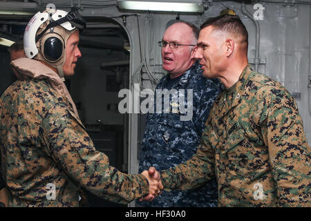 Le général des Marines américain Carl E. Mundy III, gauche, accueille le Colonel Vance L. Cryer et le Capitaine de Marine Clinton A. Carroll à bord du USS Essex (DG 2) au cours de l'Escadron Amphibie/Marine Expeditionary Unit Intégration Formation (PMINT) au large de la côte de San Diego le 25 février 2015. Mundy est le commandant de la Force 51, Cryer est le commandant de la 15e unité expéditionnaire de marines, et Carroll est le commodore de la Essex groupe amphibie. Au cours de la formation, les Marines de la 15e MEU continuent d'intégrer et de former avec les marins de la Essex Groupe amphibie et le personnel du navire alors qu'ils se préparent à Banque D'Images