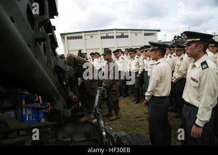 Les Marines américains démontrent comment elles opèrent leur M777A2 L'obusier au Japon d'autodéfense officiers candidats le 26 février sur Camp Hansen, Okinawa, Japon. Les Marines du 12e Régiment de Marines affiche huit véhicules différents et plus de 10 armes, pour plus de 300 officiers candidats JSDF. Les officiers candidats font partie du programme d'échange d'observateur du Japon. JOEP offre des possibilités de III Marine Expeditionary Force Marines et les JSDF pour observer le personnel de la formation de leurs homologues dans le but d'accroître la compréhension mutuelle et l'interopérabilité. Les Marines des États-Unis sont avec 12ème Marines, 3e mari Banque D'Images