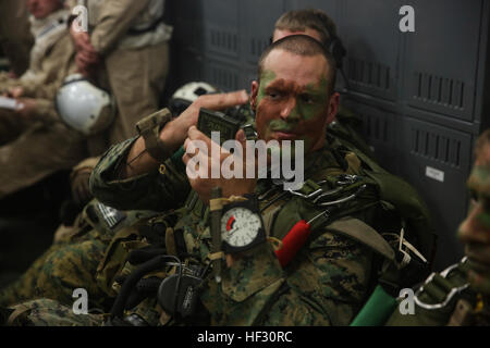 Le sergent des Marines des États-Unis. Andy Muller se prépare à une mission de reconnaissance et de surveillance au cours de l'Escadron Amphibie/Marine Expeditionary Unit Intégration Formation (PMINT) au large de la côte de San Diego le 1 mars 2015. Muller est avec la 15e Marine Expeditionary Force de l'unité Raid Maritime. Le MRF Marines a décollé de l'USS Essex (LHD-2) et ont été parachutés d'un Balbuzard afin de mettre en place un point d'observation avant une mission de suivi. (U.S. Marine Corps Photo par le Cpl. Anna Albrecht/libérés) 15e MEU vigueur Recon Marines se préparer à insérer 150301-M-SV584-045 Banque D'Images