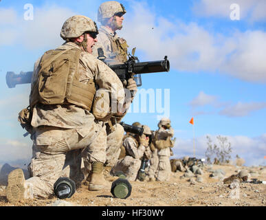 Le Sgt. Brian E. Willett, anti-tank missileman (sous-tireur), à gauche, et Sgt. Cameron A. Hanson, anti-tank missileman (gunner) avec Section Anti-Armor, Armes de combat, de l'entreprise Groupe de travail intégré de l'élément feu, le MK153-épaule lancé polyvalents pour arme d'assaut (SMAW) au cours de l'ennemi contre-attaque partie d'un essai pilote à distance 107, Marine Corps Air Ground Combat Center Twentynine Palms, California, le 2 mars 2015, en préparation de la Marine Corps Test de fonctionnement et d'évaluation l'évaluation de l'activité. À partir de Octobre 2014 à juillet 2015, le GCEITF va évaluer individuellement, et coll Banque D'Images