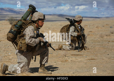 Les sergents Emma A. Bringas, gauche, et Amaya Marin Garnica, droit, des missilemen avec Section Anti-Armor, Armes de combat, de l'entreprise Groupe de travail intégré de l'élément, enlever le couvercle pendant la manoeuvre d'effectuer une contre-attaque de l'ennemi au cours d'un essai pilote à distance 107, Marine Corps Air Ground Combat Center Twentynine Palms, California, le 2 mars 2015, en préparation de la Marine Corps Test de fonctionnement et d'évaluation l'évaluation de l'activité. À partir de Octobre 2014 à juillet 2015, le GCEITF sera conduite au niveau individuel et collectif de formation des compétences dans des armes de combat au sol spécial professionnel Banque D'Images