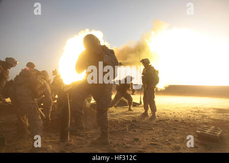 Les Marines du 3e Bataillon du 11e de marine, de l'Inde un incendie de la batterie M777A2 obusier léger sur le terrain lors d'un incendie à la formation se situe près du Camp Sapadalure dans le sud de l'Afghanistan dans la province de Helmand du 4 juin 2009. 3e Bn., 11ème marines est un élément de l'équipe de combat régimentaire 3 dont la mission est d'effectuer les opérations de contre-insurrection dans le sud de l'Afghanistan avec un accent sur la formation et l'encadrement de la Police nationale afghane. Premier ECR Marine en Afghanistan conclut déploiement historique DVIDS216400 Banque D'Images