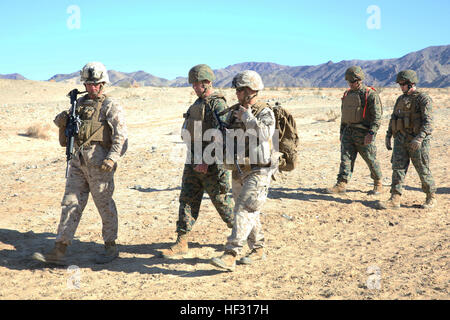 Direction de l'élément de Combat Force intégrée parler avec le Major-général Lewis A. Craparotta, commandant général de la masse d'Air Maritime Task Force le commandement de l'instruction, du Marine Corps Air Ground Combat Center Twentynine Palms, California, et le Sgt. Le major Karl Villalino, sur le Marine Corps Test de fonctionnement et d'évaluation l'évaluation de l'activité de marine de l'Équipe spéciale sera conduite au cours des prochaines semaines. Craparotta Villalino et visité l'éventail d'observer Task Force Marines mener un essai pilote de l'évaluation à distance 107, Mars 4, 2015. À partir de Octobre 2014 à juillet 2015, le GCEITF Banque D'Images