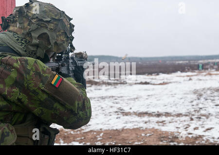 Les Pvt. Marius Cizauskas de 3e compagnie, Algirdas Bataillon d'infanterie mécanisée, une carabine M4 au cours de la formation de familiarisation des armes à Pabrade Domaine de formation, la Lituanie, le 5 mars 2015. La foudre Dragoons, de troupe, 3e Escadron, 2e régiment de cavalerie et des soldats lituaniens ont passé la journée en effectuant des exercices de mouvement et de familiarisation des armes dans le cadre de l'opération Atlantic résoudre. Opération Atlantic résoudre, dirigé par l'armée américaine, l'Europe s'efforce d'assurer à ses alliés de l'engagement des États-Unis et de l'amélioration de l'interopérabilité au sein de la région, de la Pologne, la Lettonie, l'Estonie et la Lituanie. (U.S. Banque D'Images