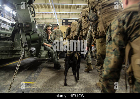 Les Marines américains avec la 15e unité expéditionnaire de marines débarquent le USS Essex (DG 2) sur un bateau de débarquement, d'un coussin d'air au cours de l'Escadron amphibie Expeditionary Unit Intégration Formation (PMINT) au large de la côte de San Diego le 6 mars 2015. La formation a aidé les Marines et les marins de mieux comprendre ce qu'ils avaient besoin de faire dans les situations qu'ils pourraient rencontrer au cours de leur déploiement imminent au printemps (U.S. Marine Corps photo par le Cpl. De Clerck McKelvey/libérés) 15e MEU marines débarquent USS Essex, terrain sur Camp Pendleton 150306-M-JT438-022 Banque D'Images
