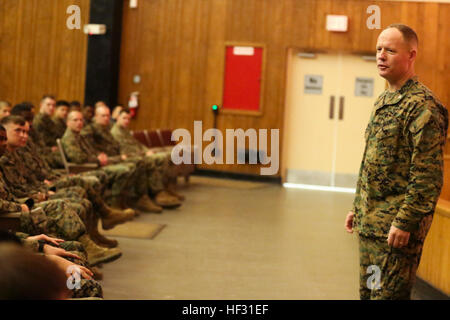 Le colonel Thomas J. Gordon, commandant du II Marine Expeditionary Force groupe siège et d'un natif de Boston, nous parle de leadership pour l'unité de la classe la plus récente de diplômés à Camp Lejeune, en Caroline du Nord, le 6 mars 2015. Bien sûr les caporaux intègre la navigation terrestre, épée et guidon et manuel de lutte contre la guerre, mais son objectif principal est de développer des sous-officiers dans de grands leaders. (U.S. Marine Corps photo par le Cpl. Kirstin Merrimarahajara/libérés) Caporaux Cours développe de nouveaux dirigeants 150306-M-TA826-188 Banque D'Images