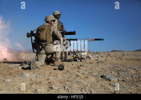 Les missilemen avec Section Anti-Armor, Armes de combat, de l'entreprise Groupe de travail intégré de l'élément feu, le MK153-épaule lancé polyvalents pour arme d'assaut (SMAW) au cours de l'ennemi contre-attaque partie d'un test de fonctionnement du Corps des Marines et de l'évaluation à l'évaluation de l'activité Gamme 107, Marine Corps Air Ground Combat Center Twentynine Palms, le 7 mars 2015. À partir de Octobre 2014 à juillet 2015, le GCEITF sera conduite au niveau individuel et collectif de formation des compétences dans des armes de combat au sol spécialités professionnelles afin de faciliter l'évaluation de la physique Banque D'Images