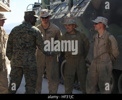 Le Sgt. Le major Ronald L. Green, gauche, sergent-major de la Marine Corps, salue des Marines avec réservoir peloton, Compagnie B, l'élément de Combat Force intégrée, lors de sa visite à la gamme 500, Marine Corps Air Ground Combat Center Twentynine Palms, California, le 7 mars 2015. À partir de Octobre 2014 à juillet 2015, le GCEITF sera conduite au niveau individuel et collectif de formation des compétences dans des armes de combat au sol spécialités professionnelles afin de faciliter l'évaluation de la performance physique de Marines dans un environnement opérationnel simulé l'exécution d'un combat au sol spécifiques Banque D'Images