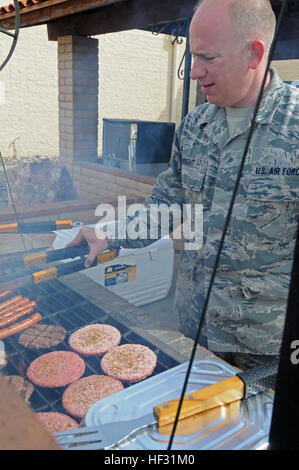 Le sergent-chef de l'US Air Force. Wayne Wright, 173e Escadre de chasse premier sergent, jusqu'quelques hamburgers et hot-dogs pour le personnel de l'escadre à Tucson (Arizona), le 7 mars 2015. La Garde nationale aérienne de l'Oregon ont voyagé à Tucson pour participer à l'entraînement au combat aérien dissemblables avec la 162e Escadre de chasse, Arizona ANG. L'exercice, baptisé Cactus Sentry, est l'occasion pour l'Oregon F-15s pour voler contre l'Arizona F-16s et permet la maintenance et du personnel de soutien la possibilité de fonctionner dans un environnement de déploiement. (U.S. Air National Guard photo par le Sgt. Jennifer Shirar/libérés) Sentry Banque D'Images