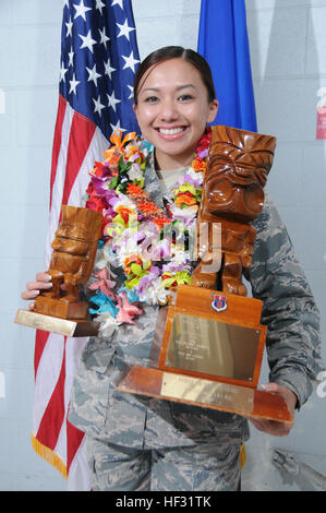 Les cadres supérieurs de l'US Air Force, Washington Akau Mariah aviateur Air National Guard 154e Escadron de soutien de la Force, l'Airman victoires de l'année dans la catégorie à temps plein au cours de la Launa 2015 'Ole awards at Joint Base Harbor-Hickam Pearl, Washington, 8 mars 2015. Akau a été un facteur clé de la réinscription du programme d'extension et de la transformation de plus de 400 applications. Dans ses temps libres, elle a aidé à recueillir plus de 1 400 $ pour la fondation Susan G. Komen et l'American Cancer Society Georgia Air National Guard Maravedi 'Ole Awards 2015 150308-Z-UW413-246 Banque D'Images