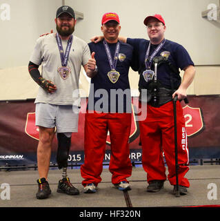 (De gauche à droite) Paul Vice, a reçu la médaille de bronze, le sergent d'artillerie. Pedro Ernesto Aquino, l'or, et lance le Cpl. Andrew Joyce, la médaille d'argent dans une épreuve de tir à la carabine à air à la Marine Corps 2015 Essais cliniques. La concurrence offre des possibilités pour les Marines à former en tant qu'athlètes, tout en augmentant leur force pour qu'ils puissent continuer leur service militaire ou de développer de saines habitudes de vie en dehors du service. Le régiment du Corps des Marines blessés blessés permet, malades ou blessées Marines de se concentrer sur leurs capacités et de trouver de nouveaux moyens de se développer. La cinquième édition des Essais du Corps des Marines Banque D'Images