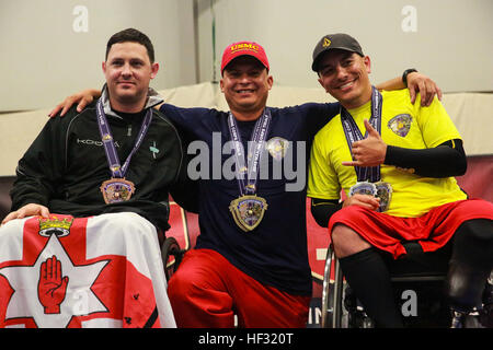 (De gauche à droite) Le Cpl. Eaglesham Philip a reçu la médaille de bronze, le sergent d'artillerie. Pedro Ernesto Aquino, l'or, et le Sgt. Calvin Smith, la médaille d'argent dans une épreuve de tir à la carabine à air à la Marine Corps 2015 Essais cliniques. La concurrence offre des possibilités pour les Marines à former en tant qu'athlètes, tout en augmentant leur force pour qu'ils puissent continuer leur service militaire ou de développer de saines habitudes de vie en dehors du service. Le régiment du Corps des Marines blessés blessés permet, malades ou blessées Marines de se concentrer sur leurs capacités et de trouver de nouveaux moyens de se développer. La cinquième conférence annuelle de Marine Corps Banque D'Images