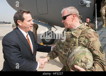 Le président de l'état-major des armées Le Général Martin E. Dempsey est comblée par l'Ambassadeur des États-Unis en Iraq Stuart E. Jones à son arrivée à l'aéroport de Bagdad, l'Iraq, le 9 mars 2015. (DOD photo par D. Myles Cullen/libérés) Iraq 150309 visites CJCA-D-VO565-003 Banque D'Images