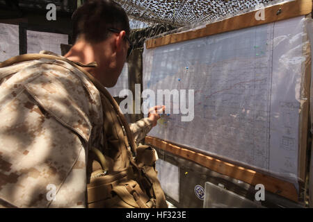 Un bataillon de marine avec l'équipe d'atterrissage 3e Bataillon, 6e Régiment de Marines, 24e Marine Expeditionary Unit, parcelles friendly positions de combat sur une carte à Djibouti, le 9 mars 2015. Un contingent de la MEU était à terre à Djibouti la conduite de soutien la formation au maintien de la compétence. La 24e MEU est embarqué sur les navires de l'Iwo Jima Groupe amphibie et déployés pour maintenir la sécurité régionale dans la 5e flotte américaine zone d'opérations. (U.S. Marine Corps photo par Lance Cpl. Austin A. Lewis/libérés) armes combinées à Djibouti 150309-M-QZ288-011 Banque D'Images