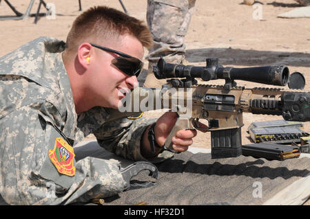 Un soldat de l'armée américaine tire un fusil de tireur d'élite de calibre .50 au Camp Victory, en Irak, le 24 juin, lors de l'opération Proper Exit, démontrant sa compétence après une expérience de combat précédente avec le 1er Bataillon, 504e Régiment d'infanterie parachutiste, 82e Division aéroportée. Banque D'Images