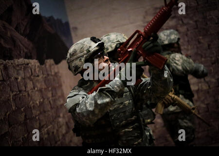 Les soldats de l'armée américaine participent à une armée moderne Combatives Program (MACP) scénario d'instruction à la formation de la Garde nationale du New Jersey et la formation laboratoire de combat de la technologie at Joint Base McGuire-Dix-Lakehurst, N.J., le 11 mars 2015. La bataille Lab propose de nombreux simulateurs de combat, ainsi qu'une zone urbaine pour la formation au combat. (U.S. Air National Guard photo de Tech. Le Sgt. Matt Hecht/libérés) Niveau II Formation à MACP Battle Lab 150311-Z-NI803-433 Banque D'Images