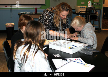 Les étudiants participent aux programmes STARBASE à la base de la Garde nationale aérienne de Selfridge, Michigan, apprenant les sciences, la technologie, l'ingénierie, et les mathématiques par le biais d'activités éducatives et de partenariats avec l'Université d'Oakland. Banque D'Images