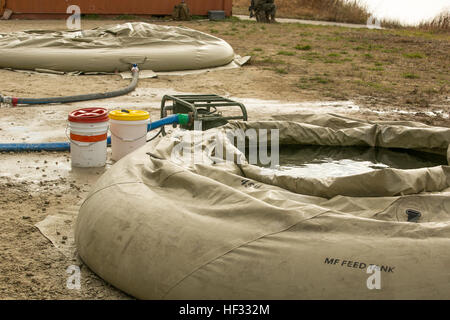 Bataillon de logistique de combat des marines avec-6 prendre de l'eau salée d'une baie voisine et le convertir à l'eau potable fraîche pendant un exercice sur le terrain du bataillon à bord de Camp Lejeune, en Caroline du Nord, le 13 mars 2015. Bec-6 est la formation en préparation de leur déploiement prochain groupe de travail air-sol marin spécialisé Response-Africa crise. (Official U.S. Marine Corps Photo : Cpl. Michael Dye/libérés) BEC-6 maintient des opérations 150313-M-CO304-001 Banque D'Images