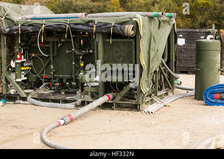 Bataillon de logistique de combat des marines avec-6 prendre de l'eau salée d'une baie voisine et le convertir à l'eau potable fraîche pendant un exercice sur le terrain du bataillon à bord de Camp Lejeune, en Caroline du Nord, le 13 mars 2015. Bec-6 est la formation en préparation de leur déploiement prochain groupe de travail air-sol marin spécialisé Response-Africa crise. (Official U.S. Marine Corps Photo : Cpl. Michael Dye/libérés) BEC-6 maintient des opérations 150313-M-CO304-004 Banque D'Images