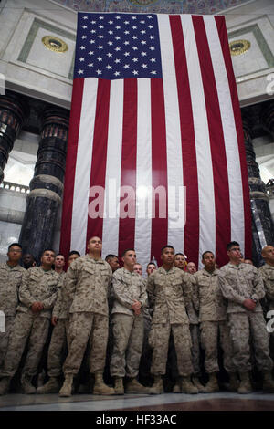 Les Marines du Multi National Force - à l'Ouest se tenir en face d'un grand drapeau américain lors d'une cérémonie de naturalisation à Bagdad's Al Faw palace, le 4 juillet 2009. La cérémonie a été le plus grand à ce jour en Irak et a été suivi par le Vice-président des Etats-Unis, Joseph Biden, et commandant de toutes les forces de la coalition en Irak, le Général Ray Odierno, qui tous deux ont fait des discours. 2e Groupe Logistique maritime (avant) Marines, marins naturalisée en Iraq DVIDS187090 Banque D'Images