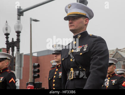 Marines Marines spécialisé Groupe Force-Boston air-sol à bord du USS Arlington, gardez une attitude cohérente froid et pluvieux pendant la Saint Patrick's Day Parade à Boston le 15 mars 2015. Le détachement a représenté le Marine Corps cette année à la parade et a montré le peuple de Boston le Marine Corps' traditions de percer et de discipline. (U.S. Marine Corps photo par Lance Cpl. Olivia McDonald/libérés) être fiers, Marines mener BostonE s28099Saint PatrickE28099s Day Parade 150315-M-VS306-223 Banque D'Images