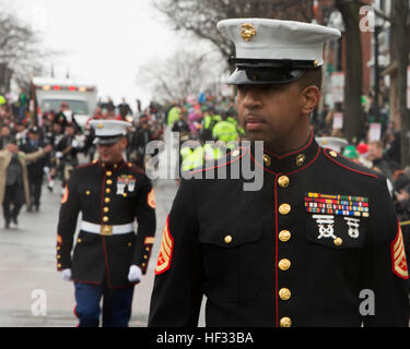 Le s.. Donald Vaughn dirige une formation de Marines avec air-sol marin spécialisé Groupe Force-Boston à bord du USS Arlington marchant dans la Saint Patrick's Day Parade à Boston le 15 mars 2015. Le détachement incarné les traditions de la Marine Corps qui ont marché pour les commandes dans leur tenue bleu, un symbole iconique de Marines. (U.S. Marine Corps photo par Lance Cpl. Olivia McDonald/libérés) être fiers, Marines mener BostonE s28099Saint PatrickE28099s Day Parade 150315-M-VS306-336 Banque D'Images