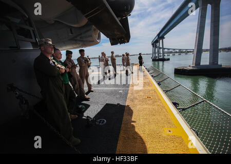 Les Marines américains et les marins apprécier la vue qu'ils quittent le port sur l'USS Essex (DG 2) au cours de l'exercice de l'unité de formation Composite (COMPTUEX) Base navale à bord de San Diego le 16 mars 2015. La 15e MEU est embarquée à bord de la trois navires de la Essex - le groupe amphibie USS Essex, USS Anchorage (LPD 23), et l'USS Rushmore (LSD 47) - Pendant COMPTUEX de continuer à intégrer et de formation avec le personnel du navire et PHIBRON qu'ils se préparent pour le déploiement plus tard ce printemps. (U.S. Marine Corps photo par le Cpl. De Clerck McKelvey/libérés) 15e MEU Marines embarquez Essex ARG pour COMPTUEX 150316-M-JT438-023 Banque D'Images