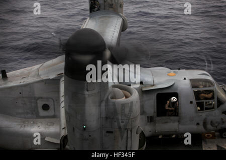 Les Marines américains avec l'escadron 161 à rotors basculants moyen maritime (renforcée), 15e Marine Expeditionary Unit, vérifier le pont qu'ils atterrissent une MV-22B Balbuzard pêcheur à bord du USS Essex (LHD-2) au cours de l'exercice de l'unité de formation Composite (COMPTUEX) 18 mars, 2015. Les Marines ont été chargement de l'équipement et du personnel requis pour leur prochaine mission - Comptuex est conçu pour aider les marins et Marines pour intégrer leur déploiement à venir au printemps. (U.S. Marine Corps photo par le Cpl. De Clerck McKelvey/libérés) Ospreys prendre plus de 150318-M-JT438-053 Banque D'Images