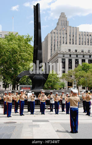 Des marines à Quantico, en Virginie, le Marine Corps groupe jouait dans Foley Square, New York City, le 13 juillet. Ces marines font partie d'un des plus anciens ensembles dans le Corps des Marines. Marine Corps officiel (photo par le Sgt. Randall A. Clinton) Marineband Banque D'Images