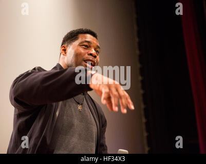 Herschel Walker, gagnant du Trophée Heisman, athlète professionnel, homme d'affaires et auteur, est le porte-parole national de la Patriot Soutenir les programmes de services de santé universels. Walker a discuté de l'importance de la recherche d'aide pour la maladie mentale et de toxicomanie avec marines 24 mars 2015, à bord de Marine Corps Base Camp Pendleton, en Californie Walker fournit maintenant de soutien motivationnel et émotionnel aux militaires, les anciens combattants et les familles de militaires en procédant à des conférences dans des installations militaires à l'échelle nationale. Le gagnant du Trophée Heisman, Herschel Walker parle avec Marines 150324-M-JH782-0 Banque D'Images