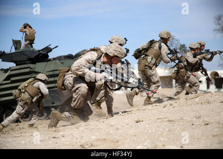 Les Marines américains avec la compagnie Kilo, bataillon de l'équipe d'atterrissage 3e Bataillon, 6e Régiment de Marines, 24e Marine Expeditionary Unit, se préparer à attaquer un objectif simulé pendant l'exercice 2015 Eagle résoudre à l'île de Failaka, le Koweït, le 24 mars 2015. Résoudre est la premiere Eagle Péninsule Arabe/région du golfe l'exercice entre les États-Unis, le Conseil de coopération du Golfe, l'ONU et les partenaires internationaux. Elle sert à traiter les défis liés à l'asymétrie/guerre non traditionnelle dans un environnement multi-national. (U.S. Marine Corps photo par le Sgt. Devin Nichols) US Marines, Golfe, internationa Banque D'Images