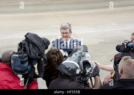 Le Colonel Robert Scott accorde, 117e Escadre de ravitaillement en vol parle vice-commandant à la presse locale au cours de la visite du Président Barack Obama à Birmingham (Alabama) Le président est arrivé à Birmingham pour visiter Lawson State Community College où il a prononcé un discours sur les questions économiques. (U.S. Photo de la Garde nationale aérienne capitaine principal Sgt. Ken Johnson/libéré) Le président Obama visite Birmingham 150326-Z-SS608-261 Banque D'Images