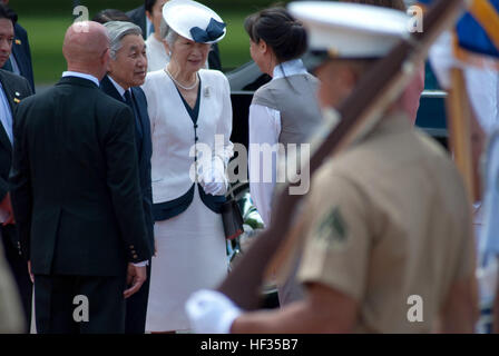 HONOLULU - Empereur du Japon Akihito et l'Impératrice Michiko arriver au Cimetière commémoratif national du Pacifique (Punchbowl) Le 15 juillet. Pendant leur séjour, le couple impérial a rendu hommage aux membres de tombé avec une cérémonie de dépôt de gerbes. Leur arrivée le 14 juillet marque leur première visite depuis plus de 50 ans. (Official U.S. Marine Corps Photo par le Sgt. Juan D. Alfonso) L'Empereur Akihito et l'Impératrice Michiko 200907153 Banque D'Images