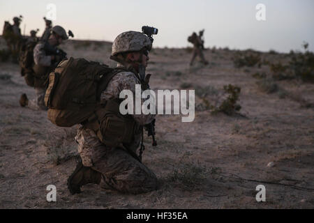 Les Marines américains avec Lima Company, l'Équipe de débarquement du bataillon du 3e bataillon du 1er Régiment de Marines, 15e Marine Expeditionary Unit, prendre une pause tactique après l'atterrissage à Marine Corps Air Ground Combat Center Twentynine Palms, en Californie, au cours de l'exercice de l'unité de formation Composite (COMPTUEX) 29 mars, 2015. Ces Marines effectué un raid vertical de l'USS Essex (DG 2) en préparation pour le déploiement prochain du MEU. (U.S. Marine Corps photo par le Cpl. Anna Albrecht/libérés) Abandonner dans inopinées, 15e MEU Marines exécuter raid vertical 150329-M-SV584-057 Banque D'Images