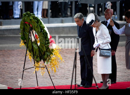 HONOLULU - L'Empereur Akihito et l'Impératrice Michiko du Japon baissent la tête pour un moment de silence au Cimetière commémoratif national du Pacifique le 15 juillet. Le couple impérial a visité le cimetière de Punchbowl de déposer une couronne sur leur première journée complète après son arrivée dans l'après-midi du 14 juillet. (Official U.S. Marine Corps photo par Lance Cpl. Tsantarliotis Achille)(1992) L'Empereur Akihito et l'Impératrice Michiko 20090715 1 Banque D'Images