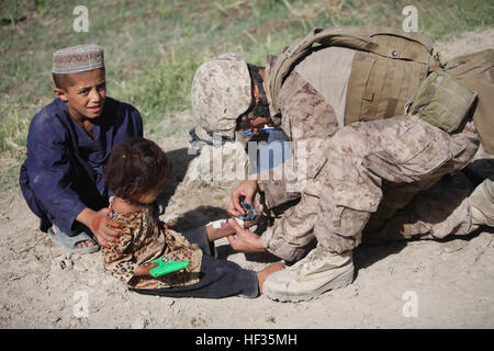 090717-M-0440G-087 la province d'Helmand, en Afghanistan (17 juillet 2009) Hospital Corpsman 2e classe Brian Sandau traite une fille afghane pour brûlures sur sa jambe au cours d'une patrouille du Groupe des affaires civiles avec les Marines du 1er Bataillon, 5e Régiment de Marines, et des militaires de l'Armée nationale afghane dans le district de Nawa de la Province d'Helmand, en Afghanistan. (U.S. Marine Corps photo par le s.. William Greeson/libérés) US Navy 090717-M-0440G-087 Hospital Corpsman 2e classe Brian Sandau traite une fille afghane pour brûlures sur sa jambe au cours d'une patrouille du groupe des affaires civiles Banque D'Images