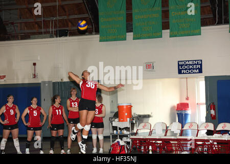 Casilia D. "Cassie" Loessberg commence son service au cours de la partie intérieure de la Forces armées 2011 7-14 avril Tournoi de volley-ball. Loessberg a été choisi comme l'un des représentants de l'équipe des Forces armées 2011 pour représenter les États-Unis dans le monde militaire de 2011 Parties jouées à Rio de Janeiro, Brésil, qui aura lieu 12-25 juillet. Loessberg est membre de l'All-Marine 2011 L'équipe féminine de volley-ball. Toutes les forces armées non-tournoi première grande danse pour une Marine 110412-M-EY704-417 Banque D'Images