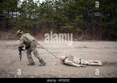 Les membres du 103e Escadron de sauvetage, 106e Escadre de sauvetage tirer un mannequin grandeur nature à la sécurité au cours d'une journée de formation à la portée de tir, le 9 avril 2015. L'entraînement au tir réel était composé de plusieurs événements, y compris mouvement tactique, répondant à des tirs, de récupérer et de prendre soin des personnes blessées et de tir de nuit. (New York Air National Guard / Le sergent Christopher S Muncy / relâché) 103e Escadron de sauvetage de train à la portée de tir 150409-Z-SV144-002 Banque D'Images