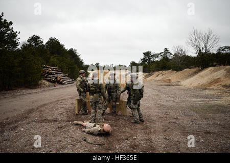 Les membres du 103e Escadron de sauvetage, 106e Escadre de sauvetage de tenir une journée de formation à la portée de tir le 9 avril 2015. L'entraînement au tir réel était composé de plusieurs événements, y compris mouvement tactique, répondant à des tirs, de récupérer et de prendre soin des personnes blessées et de nuit prise de vue. (New York Air National Guard / Staff Sgt. Christopher S. Muncy / relâché) 103e Escadron de sauvetage de train à la portée de tir 150409-Z-SV144-033 Banque D'Images