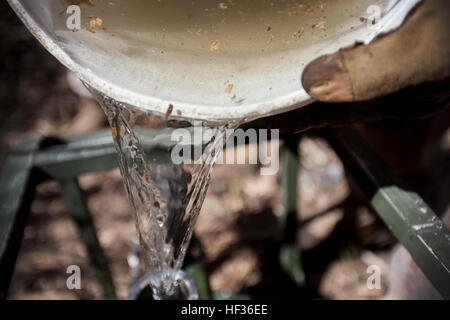 La Marine américaine avec un bataillon de logistique de combat 15, 15e Marine Expeditionary Unit, verse de l'eau non filtrée dans un système de purification de l'eau à l'appui de la simulation d'une mission d'assistance humanitaire à l'étranger au cours de l'exercice de Certification (CERTEX) à bord de Camp Pendleton, en Californie, le 11 avril 2015. Le combat du 15e MEU élément logistique à l'épreuve leurs compétences pour fournir une aide humanitaire et du soutien technique tels que la purification de l'eau. (U.S. Marine Corps photo par le Cpl. De Clerck McKelvey/libérés) BEC-15 de trains pour les missions d'aide humanitaire à l'étranger 150411-M-JT438-043 Banque D'Images