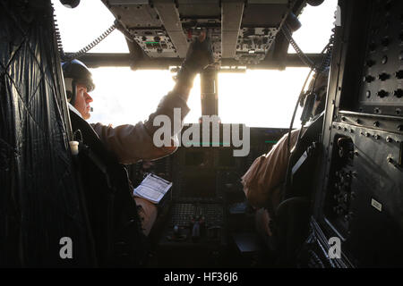 Le capitaine du Corps des Marines américain Russell Maben, un pilote affecté au milieu marin de l'escadron à rotors basculants (VMM), 166 aéronefs maritimes Groupe 16, 3rd Marine Aircraft Wing, démarre les moteurs d'un avion à rotors basculants MV-22 Osprey pendant Desert Scimitar 2015 (DS15) à l'aéroport international McCarran, Las Vegas, Nevada, le 11 avril 2015. Le VMM-166 a mené un raid à longue distance dans le cadre de la DS15, a un exercice qui permet aux unités pour se tenir prêt et de combler les besoins actuels et futurs des demandes. (U.S. Marine Corps photo par le Cpl. Darien J. Bjorndal, 3rd Marine Aircraft Wing/) Parution US Marine Ospreys effectuer de long Banque D'Images