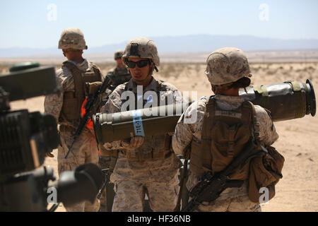 Les sergents Emma A. Bringas, gauche, et Maya Marin C. Garnica, tant des missilemen avec Section Anti-Armor, Armes de combat, de l'entreprise Groupe de travail intégré de l'élément, recharger une M41A4 lance-missiles de Sabre au cours d'un test de fonctionnement du Corps des Marines et de l'évaluation à l'évaluation de l'activité Gamme 107, Marine Corps Air Ground Combat Center Twentynine Palms, California, 12 avril 2015. À partir de Octobre 2014 à juillet 2015, le GCEITF sera conduite au niveau individuel et collectif de formation des compétences dans des armes de combat au sol spécialités professionnelles afin de faciliter l'évaluation basée sur des normes Banque D'Images