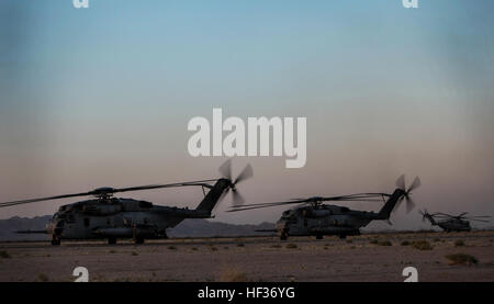 CH-53E Sea Etalons avec Marine Escadron 161 à rotors basculants moyen (renforcée), 15e Marine Expeditionary Unit, préparer pour le transport des Marines sur un raid amphibie à longue distance au cours de l'exercice de Certification (CERTEX) à bord de l'aéroport de Blythe, en Californie, le 15 avril 2015. Les Marines exécuté un raid qui a commencé à partir de l'USS Essex (DG 2) au large de la côte de San Diego à un objectif en Arizona au cours de deux jours. (U.S. Marine Corps photo par le Cpl. De Clerck McKelvey/libérés) Amphibious raid de nuit, d'un océan à l'autre E280A6 Arizona 150415-M-JT438-035 Banque D'Images