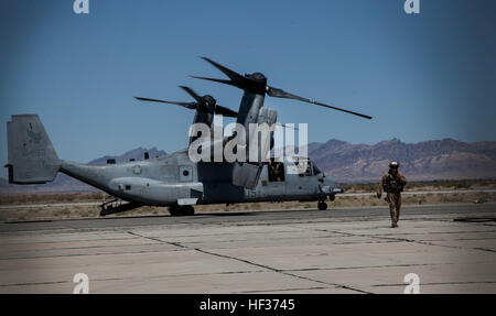 Un Marine avec des marines de l'escadron 161 à rotors basculants moyen (renforcée), 15e Marine Expeditionary Unit, un debarks MV-22B Osprey pour ramasser les Marines avec la 15e MEU, au cours de l'exercice de Certification (CERTEX) à bord de l'aéroport de Blythe, en Californie, le 16 avril 2015. Les Ospreys sont prêts à prendre pour exécuter une simulation Marines long-range raid amphibie qui a commencé à partir de l'USS Essex (DG 2) au large de la côte de San Diego à un objectif en Arizona au cours de deux jours. (U.S. Marine Corps photo par le Cpl. De Clerck McKelvey/libérés) Amphibious raid de nuit, d'un océan à l'autre E280A6 Arizona 150416-M-JT438-258 Banque D'Images