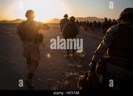 Les Marines américains avec Lima Company, l'Équipe de débarquement du bataillon du 3e bataillon du 1er Régiment de Marines, 15e Marine Expeditionary Unit, marcher vers leur place d'aspiration au cours de l'exercice de Certification (CERTEX) à bord de l'aéroport de Blythe, en Californie, le 16 avril 2015. Les Marines exécutées la simulation d'un raid amphibie à longue portée qui a commencé à partir de l'USS Essex (DG 2) au large de la côte de San Diego à un objectif en Arizona au cours de deux jours. (U.S. Marine Corps photo par le Cpl. De Clerck McKelvey/libérés) Amphibious raid de nuit, d'un océan à l'autre E280A6 Arizona 150416-M-JT438-277 Banque D'Images