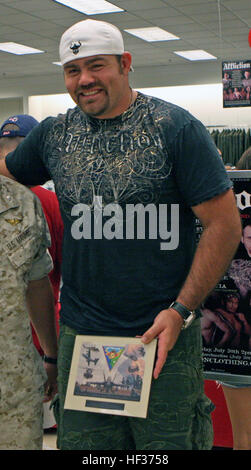 Le lieutenant-colonel Steven R. Cusumano, le directeur général de la station d'air, et le Sgt. Le major Roger E. Jenness, sergent-major de la base, présente Tim Sylvia, un ancien Ultimate Fighting Championship heavyweight à l'aide d'une pièce et une plaque du colonel Frank A. Richie, le commandant de Marine Corps Air Station Miramar. L'affliction clothing company et plus d'une douzaine de combattants mixed martial arts a visité l'échange sur la base de rencontrer des Marines et signer des autographes. Tim Sylvia Banque D'Images